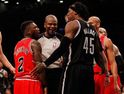 Gerald Wallace, de los Brooklyn Nets, y Nate Robinson, de Chicago, discuten durante una acción del partido.