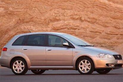 El Fiat Croma es más alto que los 'breaks' y más bajo que los monovolúmenes de su tamaño. La línea, de trazos limpios y con el frontal afilado, ofrece una aerodinámica muy conseguida (CX: 0,28).