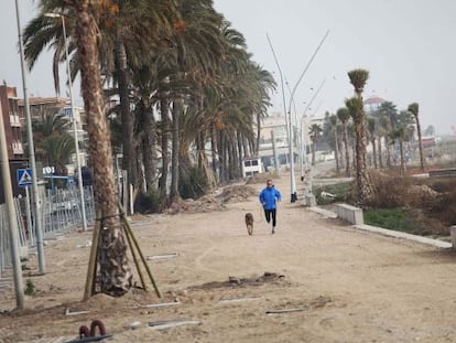 El passeig marítim de Castelldefels, pendent de la reforma que està paralitzada.