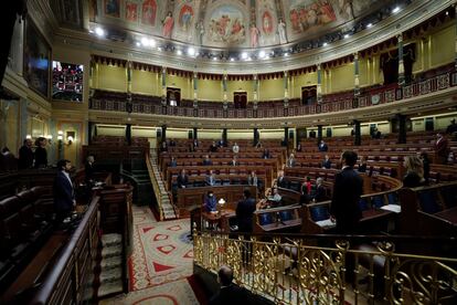 Miembros del Gobierno y diputados guardan un minuto de silencio por las víctimas del coronavirus, antes del inicio de la sesión de control al Ejecutivo celebrada este miércoles después de que el Consejo de Ministros aprobara este martes el llamado 'Plan de Transición hacia la nueva normalidad' tras la crisis del coronavirus.