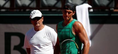 Toni Nadal y su sobrino, durante el entrenamiento de ayer en Roland Garros.