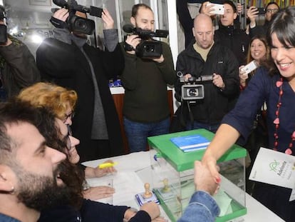 Teresa Rodríguez, cabeza de lista de Adelante Andalucia, vota en Cádiz. .