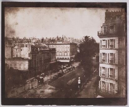 Bulevares de París, mayo o junio de 1843.