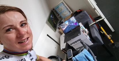 La campeona del mundo, Van Vleuten, en su casa con el sistema de entrenamientos informatizado.