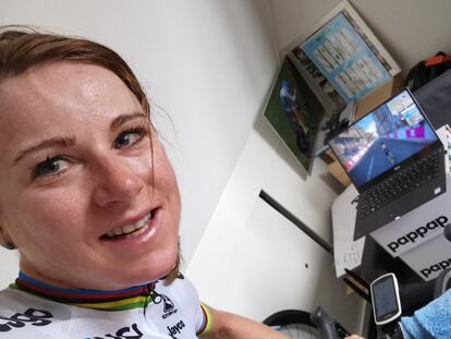 La campeona del mundo, Van Vleuten, en su casa con el sistema de entrenamientos informatizado.