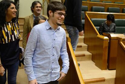 Landwer Martínez, elegido secretario general de Podemos, este viernes en el pleno del Parlamento.