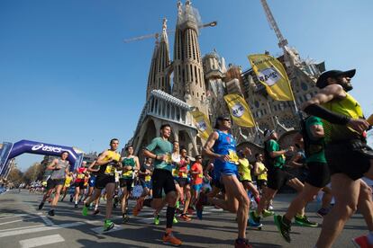 Els atletes al seu pas per la Sagrada Família.