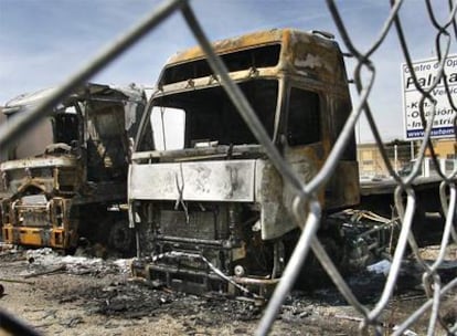 Camiones destruidos por un incendio ayer en Sedaví.