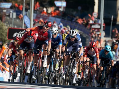 Ethan Hayter en el momento de cruzar la línea de meta en la primera etapa de la Vuelta al País Vasco 2023, en Labastida este lunes.