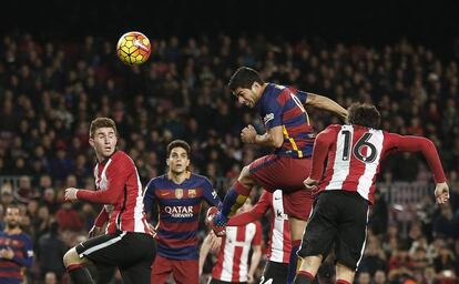 Luis Suárez marca de cabeza contra el Athletic. En la victoria del Barcelona por 6-0, el uruguayo hizo un triplete y es pichichi con 18 goles.