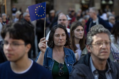 Una mujer muestra una bandera de Europa en una concentración en Barcelona. 
