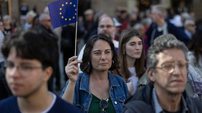 Una mujer muestra una bandera de Europa en una concentración en Barcelona.