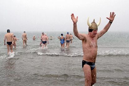 En Alemania oriental los miembros de un club de natacin de Warnemuende, han celebrado las ltimas horas de 2005 dndose un ba?o a seis grados bajo cero. Con una tamperatura en el agua un poco mayor, de dos grados positivos, llevar o no ba?ador no deba suponer demasiada diferencia...