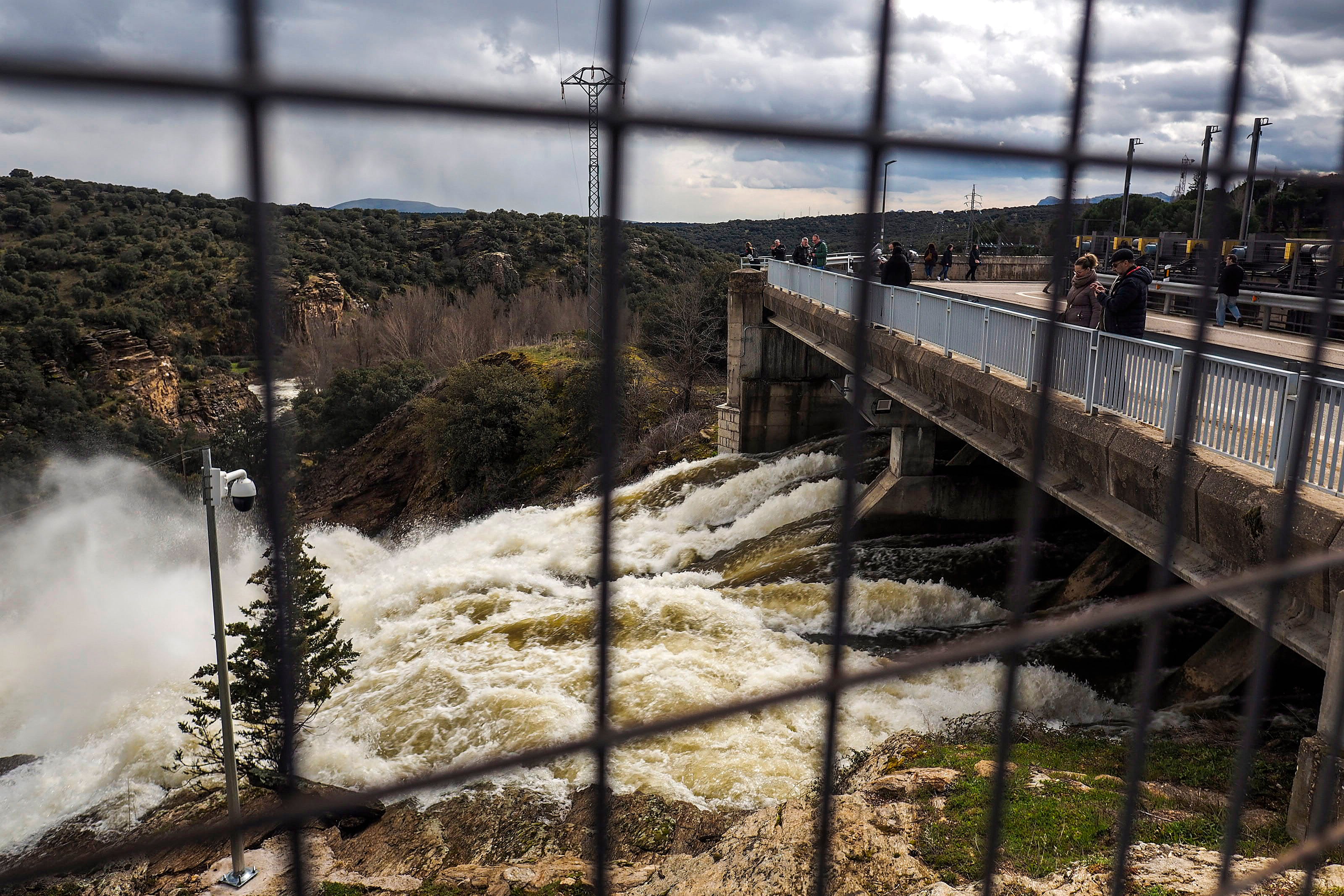 Embalse de Puentes Viejas, perteneciente al Canal Isabel II, evacuando agua tras las lluvias de marzo.