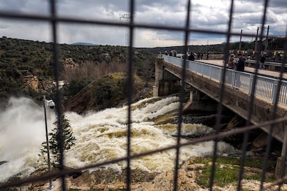 Embalse de Puentes Viejas, perteneciente al Canal Isabel II, evacuando agua tras las lluvias de marzo.