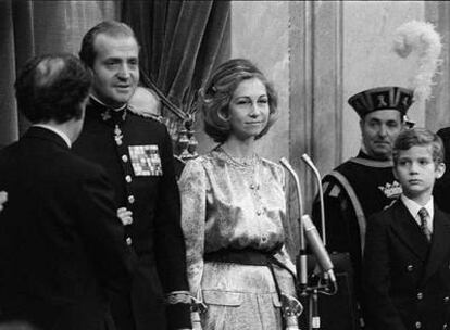 Los Reyes y el príncipe Felipe, durante el acto de ratificación de la Constitución en el Congreso.