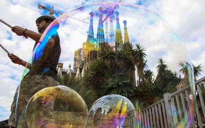 Esta obra maestra del modernismo es uno de los iconos de Barcelona y el monumento más visitado de España. A los turistas les llama la atención su verticalidad pero, sobre todo, que siga en construcción más de 80 años después de la muerte de su creador, Antoni Gaudí. El singular templo, imaginativo, intenso, inspirado en la naturaleza y con cierta influencia gótica, apunta al cielo con majestad. Atravesar sus portales esculpidos es como entrar en un cuento de hadas, donde un bosque de columnas alcanza el techo y la luz entra por unas vidrieras asombrosas. Con preciosos detalles en hierro y símbolos por todas partes, invita a horas de contemplación.