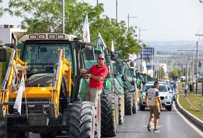 Un grupo de agricultores con sus tractores durante la concentración en Jaén para protestar por el incremento de los costes de producción, especialmente el gasóleo y la electricidad, dentro de las movilizaciones convocadas por las organizaciones agrarias de Jaén.