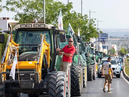 Un grupo de agricultores con sus tractores durante la concentración en Jaén para protestar por el incremento de los costes de producción, especialmente el gasóleo y la electricidad, dentro de las movilizaciones convocadas por las organizaciones agrarias de Jaén.
