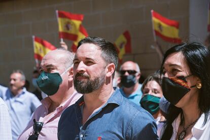 GRAF8655. VITORIA, 28/06/2020.- El líder de Vox, Santiago Abascal (i), pasea por el pueblo de Laguardia junto a la cabeza de lista de Vox por Álava, Amaia Martínez (d), durante la campaña electoral para las elecciones vascas. EFE/ Jon Rodriguez Bilbao