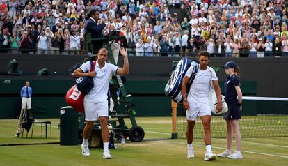 M&uuml;ller y Nadal abandonan la pista 1 de Wimbledon.