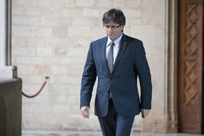 Puigdemont sale de su despacho tras reunirse con el l&iacute;der popular Xavier Garc&iacute;a Albiol.