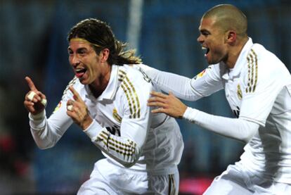 Sergio Ramos celebra con Pepe el gol del triunfo del Madrid en Getafe.