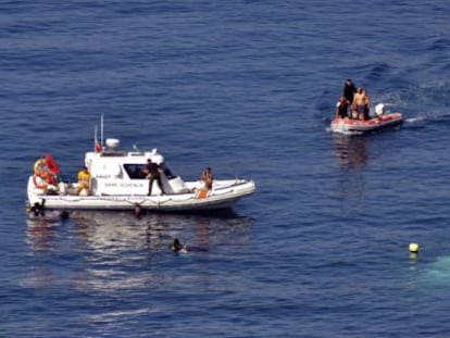 Miembros de la guardia costera turca buscan el barco naufragado en Esmirna.
