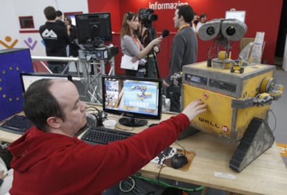 Álex Lebrero, con su ordenador al que ha convertido en Wall-E, el protagonista de la película homónima.