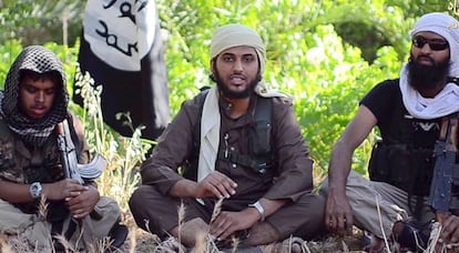 Un grupo de yihadistas, en Siria en 2014, poco antes de decapitar al estadounidense Peter Kassig.