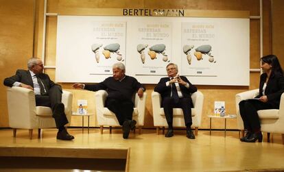 De izquierda a derecha, el director de EL PAÍS, Antonio Caño; el expresidente Felipe González; el analista Moisés Naím, y la subdirectora de EL PAÍS Maite Rico, este martes en Madrid.
