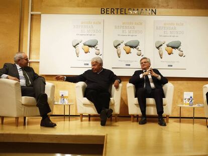 De izquierda a derecha, el director de EL PA&Iacute;S, Antonio Ca&ntilde;o; el expresidente Felipe Gonz&aacute;lez; el analista Mois&eacute;s Na&iacute;m, y la subdirectora de EL PA&Iacute;S Maite Rico, este martes en Madrid.