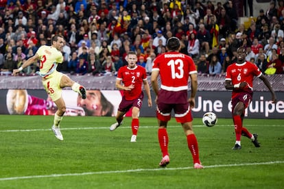 Fabián marca el segundo gol de España ante Suiza este domingo en Ginebra.