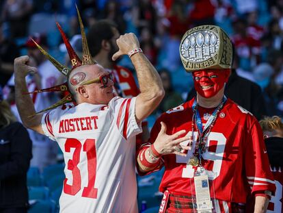 Algunos aficionados de los San Francisco 49ers, antes del partido, en las tribunas.