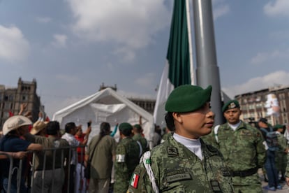 Soldados del Ejército mexicano al izar la bandera en el Zócalo.