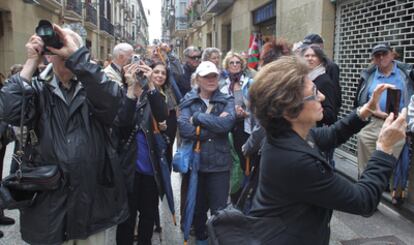 21/4/2011. El turismo en Euskadi sigue en racha. El sector estima que la ocupación hotelera en estas vacaciones de Semana Santa llegará a un 90% y el tiempo acompañará con altas temperaturas y escasas precipitaciones. En la imagen, un grupo de turistas en la parte vieja de San Sebastián.