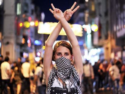 Una manifestante en la plaza de Taksim de Estambul, el 22 de junio.
