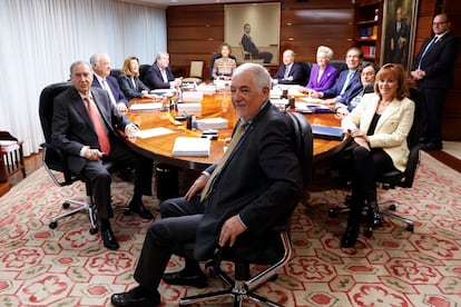 El presidente del Tribunal Constitucional Cándido Conde-Pumpido, junto a los 10 magistrados que integran ese órgano antes de uno de los plenos celebrados el pasado febrero.