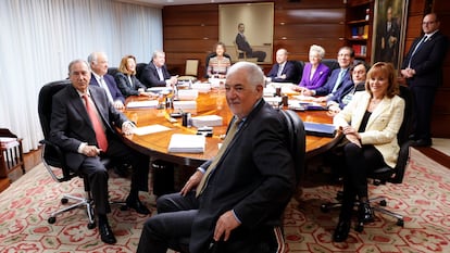 El presidente del Tribunal Constitucional, Cándido Conde-Pumpido, en el centro, durante el pleno del Tribunal Constitucional, este martes en Madrid.