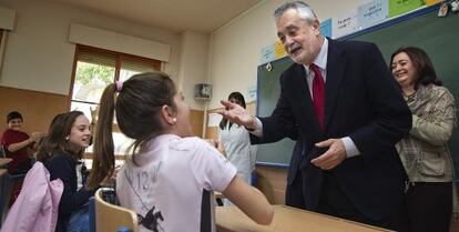 El presidente José Antonio Griñán con la consejera de Educación.