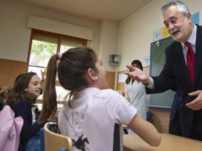 El presidente José Antonio Griñán con la consejera de Educación.