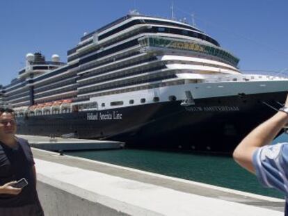 Dos pasajeros del crucero para homosexuales Nieuw Amsterdam. / García-Santos