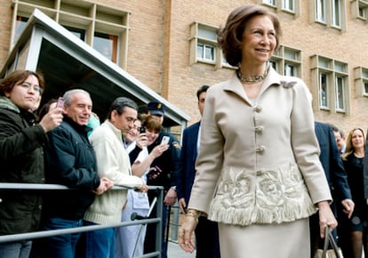 La reina Sofía a su llegada al Hospital Nacional de Parapléjicos de Toledo para asistir a la ceremonia de entrega de los premios que llevan su nombre.