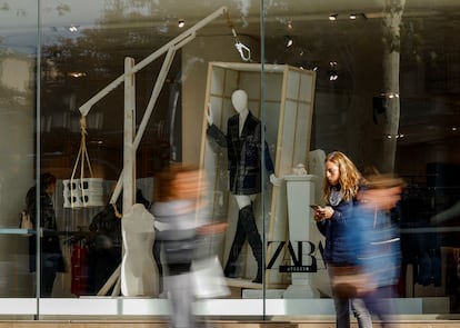 La gente pasa por un escaparate de Zara en Passeig de Gracia en Barcelona, ​​España, 11 de diciembre de 2023.