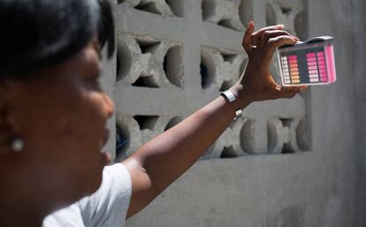 Una técnico controla el agua en una casa donde se han dado casos de cólera, cerca de Puerto Príncipe (Haití).