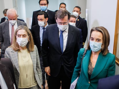 El expresidente Mariano Rajoy, a la salida de su comparecencia en la comisión Kitchen, en diciembre de 2021, rodeado de cargos del PP.