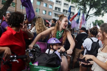 Mujeres en una protesta por el Día Internacional de la Mujer en Río de Janeiro (Brasil). 
