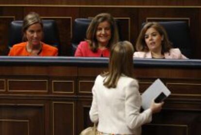 La ministra de Fomento, Ana Pastor (de espaldas), con las ministra de Sanidad, Ana Mato, y de Empleo, Fátima Báñez, y la vicepresidenta del Gobierno, Soraya Sáenz de Santamaría.