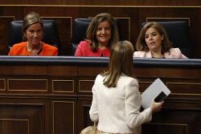 La ministra de Fomento, Ana Pastor (de espaldas), con las ministra de Sanidad, Ana Mato, y de Empleo, F&aacute;tima B&aacute;&ntilde;ez, y la vicepresidenta del Gobierno, Soraya S&aacute;enz de Santamar&iacute;a.
 