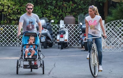 Tomaso Trussardi y su mujer, la presentadora de televisión, Michelle Hunziker, con su hija Sole en el balneario Marina di Pietrasanta, Italia.